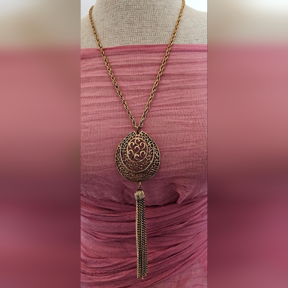Elegant Gold Pendant Necklace